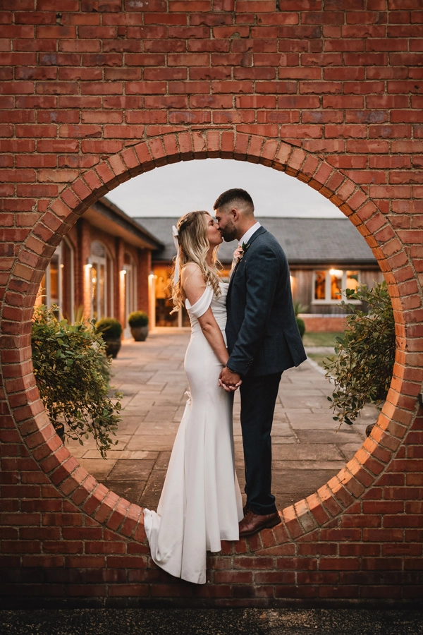 Kissing in the moon gate