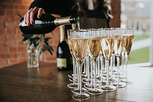 Pouring fizz